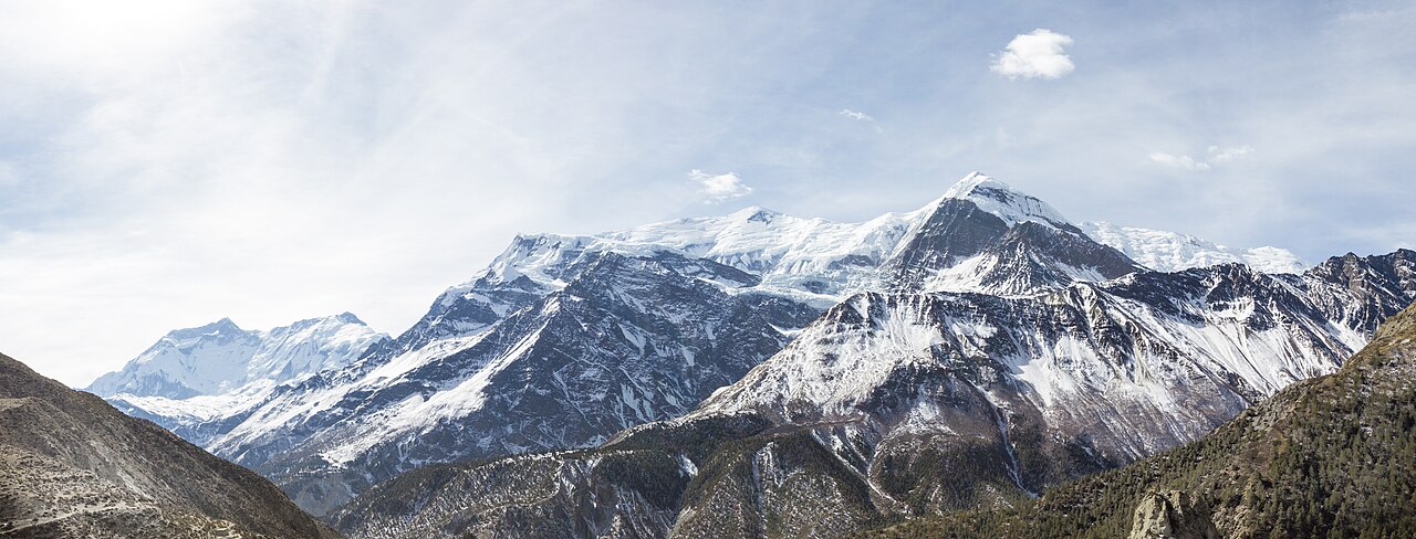 白雪覆盖的安纳普尔纳山脉全景